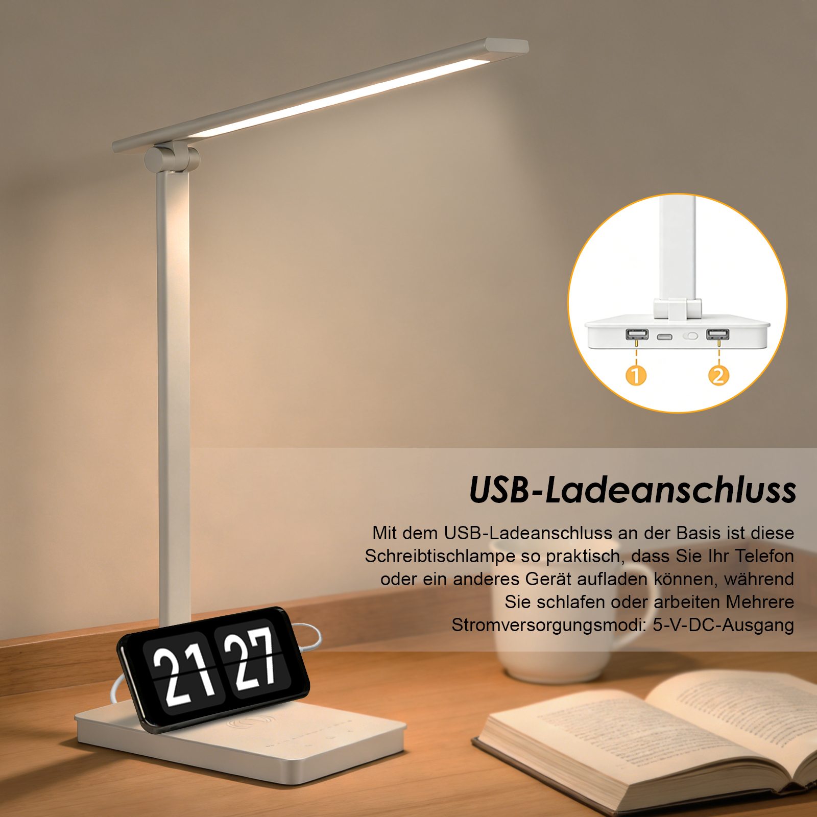 Weiße Schreibtischlampe mit USB-Anschlüssen an der Basis, daneben ein Flip-Clock-Wecker.
