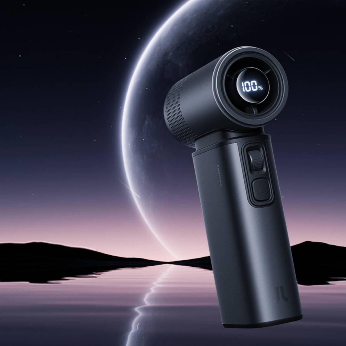 Ein dunkler Föhn mit 100% Anzeige vor einem Weltraumhintergrund mit Mond und reflektierendem Wasser.