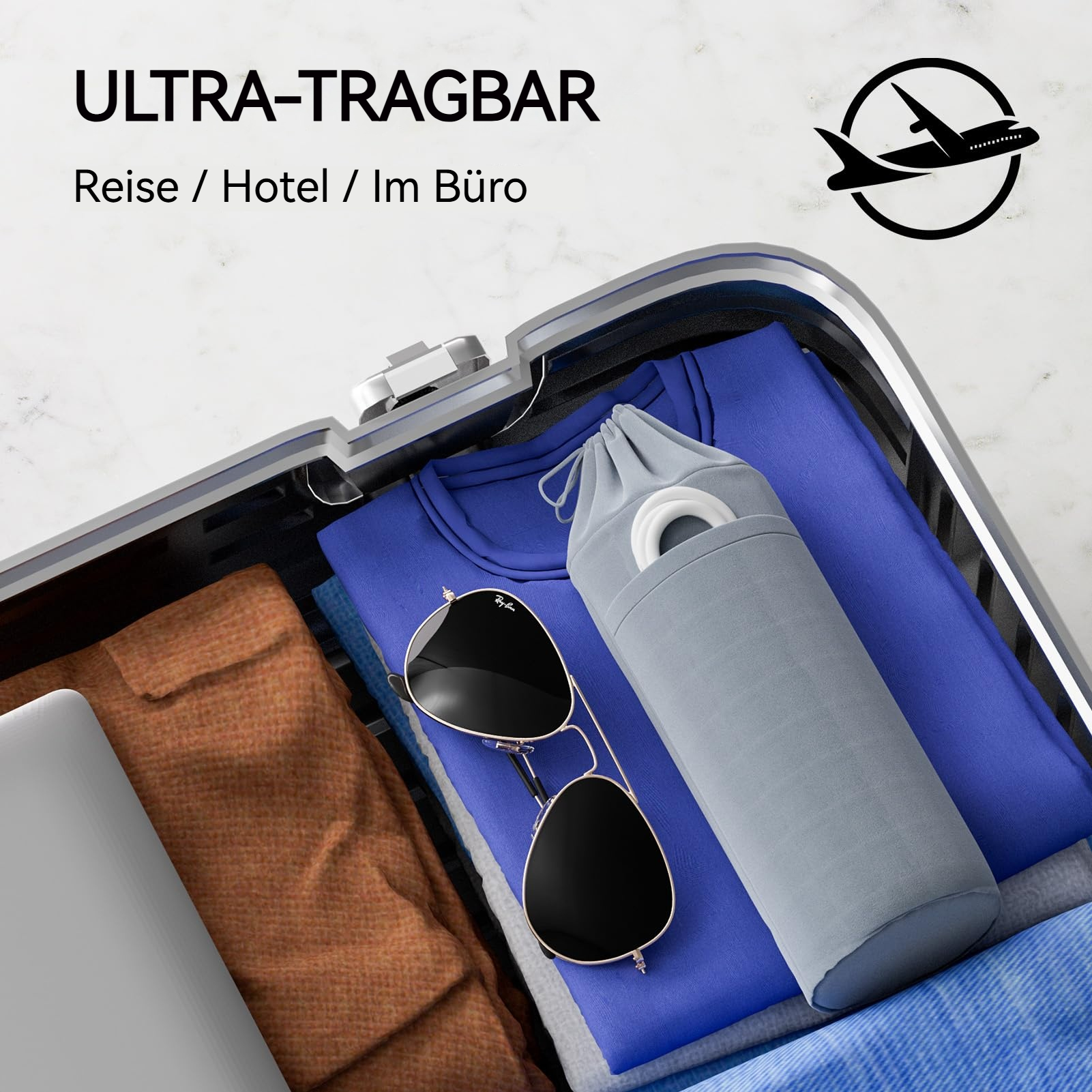 Ein Koffer ist mit Kleidung, Sonnenbrille und einem grauen Beutel gepackt.