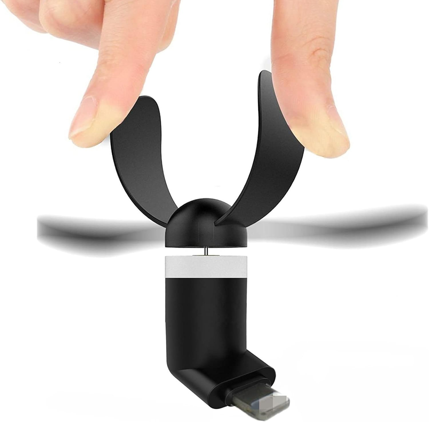Ein schwarzer Mini-Ventilator mit Lightning-Anschluss, der von zwei Fingern gehalten wird.