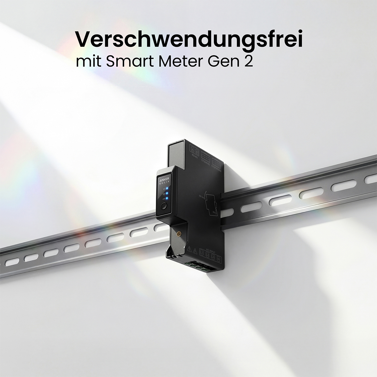 Ein schwarzer Smart Meter Gen 2 auf einer DIN-Schiene, mit blauen Lichtern.
