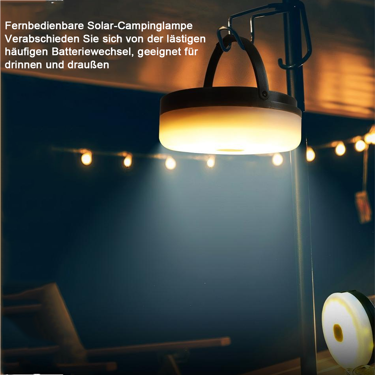 Eine helle Campinglampe mit Griff hängt im Dunkeln; Lichterketten im Hintergrund.