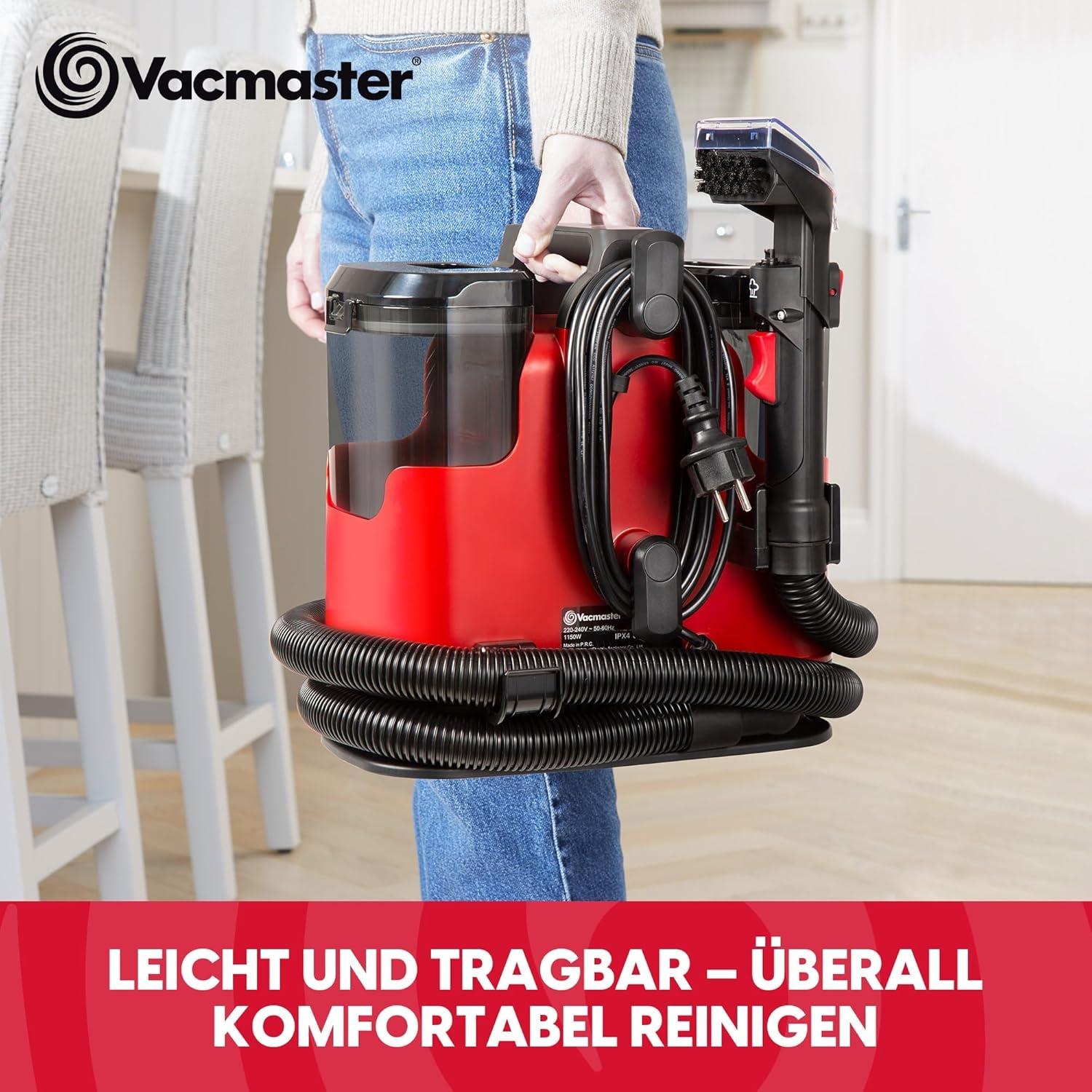 Eine Person trägt einen roten und schwarzen tragbaren Reiniger von Vacmaster.