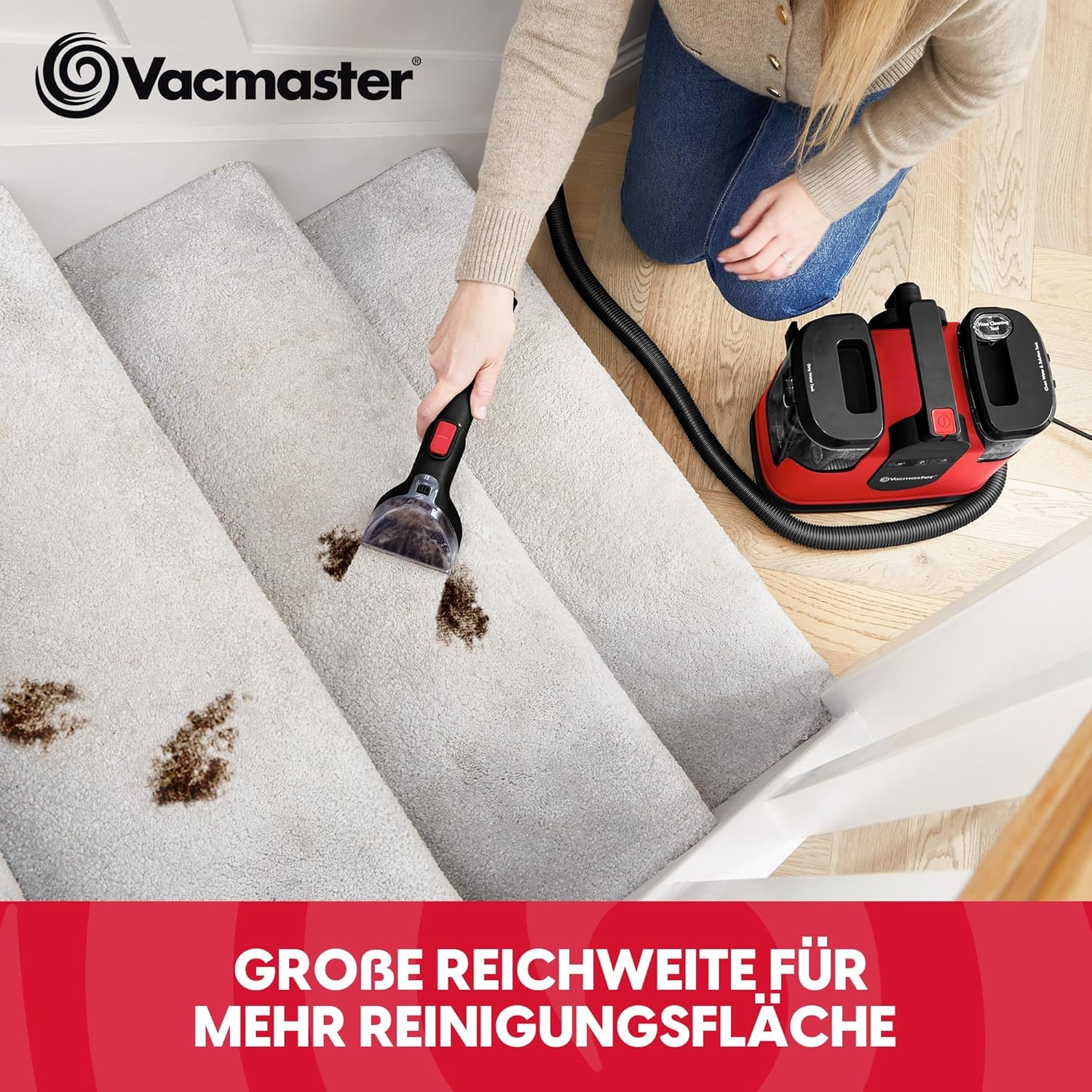 Eine Person reinigt verschmutzte Treppenstufen mit einem roten Nass-/Trockensauger.