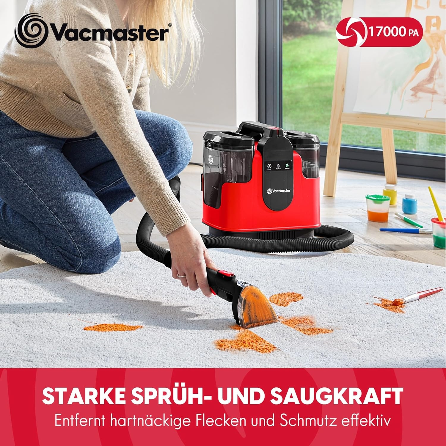 Eine Frau reinigt einen Teppich mit einem roten Sprühsauger von Vacmaster.