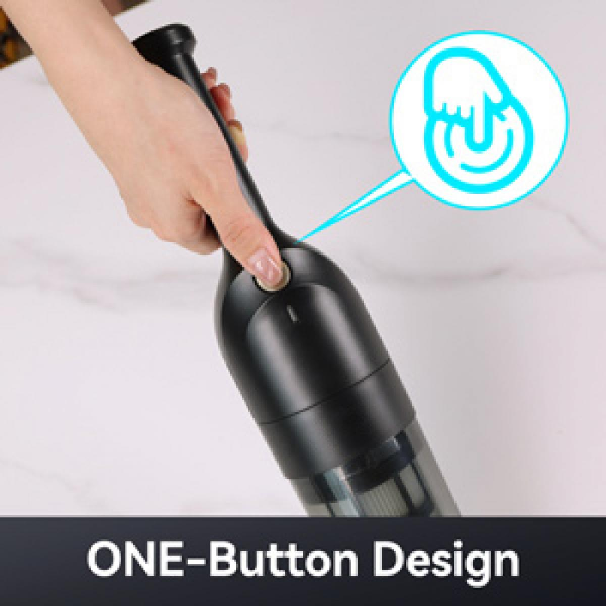 Eine Hand drückt einen Knopf an einem schwarzen Handstaubsauger. Ein Icon zeigt 'Ein Knopf'.
