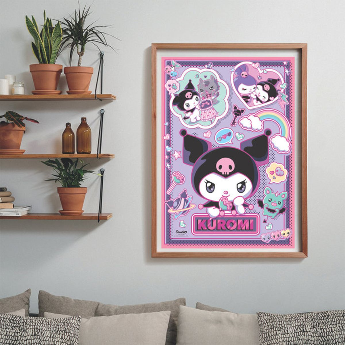 Un póster enmarcado con Kuromi y amigos sobre fondo morado.