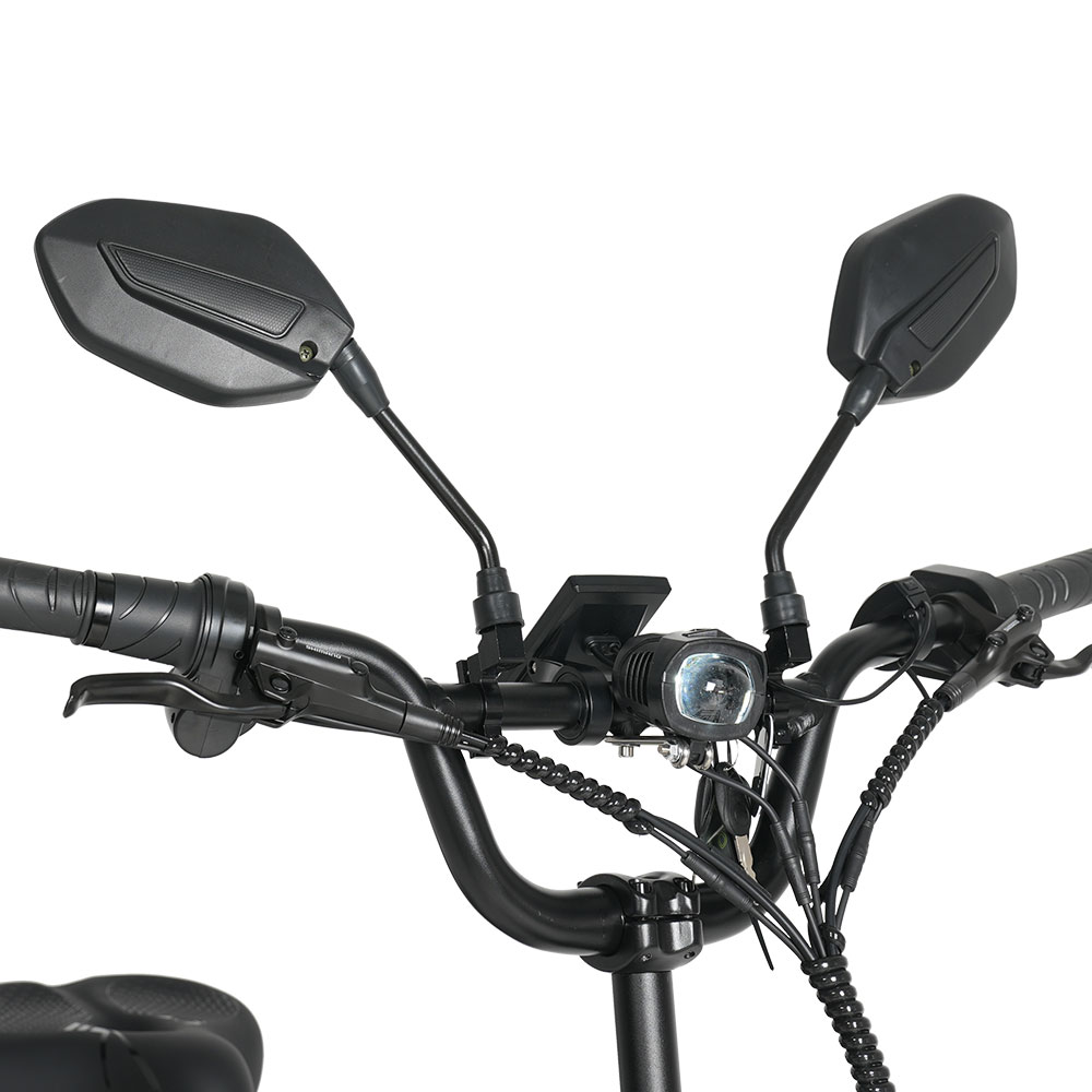 Lenker eines E-Bikes mit zwei Spiegeln, Scheinwerfer und Display.
