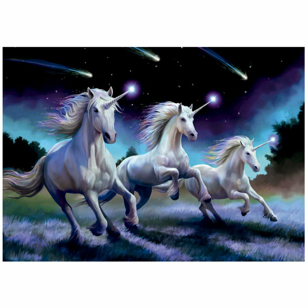 Tres unicornios blancos galopan por un campo morado bajo un cielo nocturno estrellado con cometas.