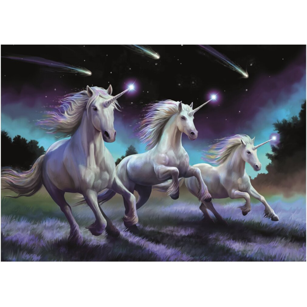 Tres unicornios blancos galopan por un campo de flores púrpuras bajo un cielo nocturno estrellado con cometas.