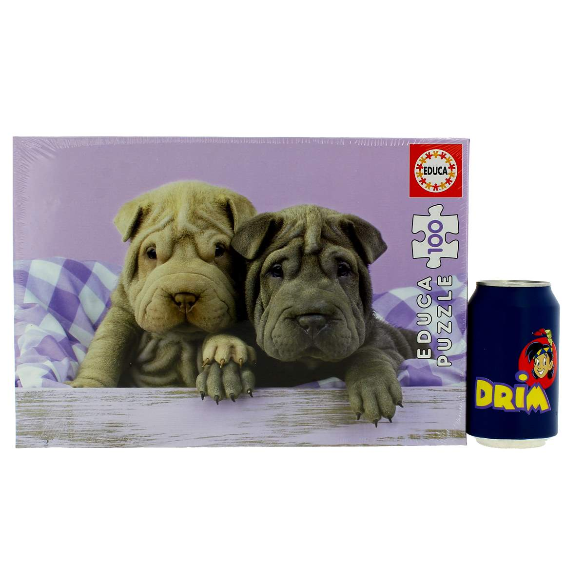 Due cuccioli di Shar-Pei giacciono in una scatola di legno con motivo a scacchi.