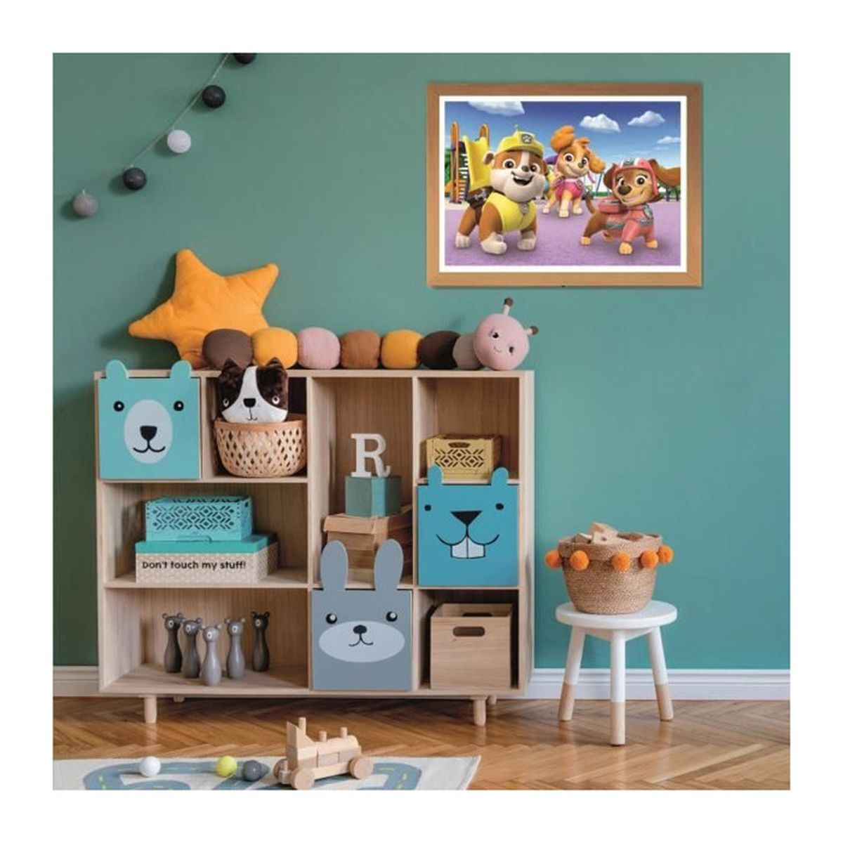 Stanza per bambini con scaffale in legno pieno di giocattoli e figure di animali, decorazione murale Paw Patrol.
