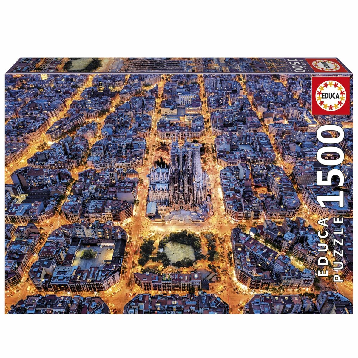Luftaufnahme einer Stadt bei Nacht mit der beleuchteten Sagrada Familia im Zentrum.