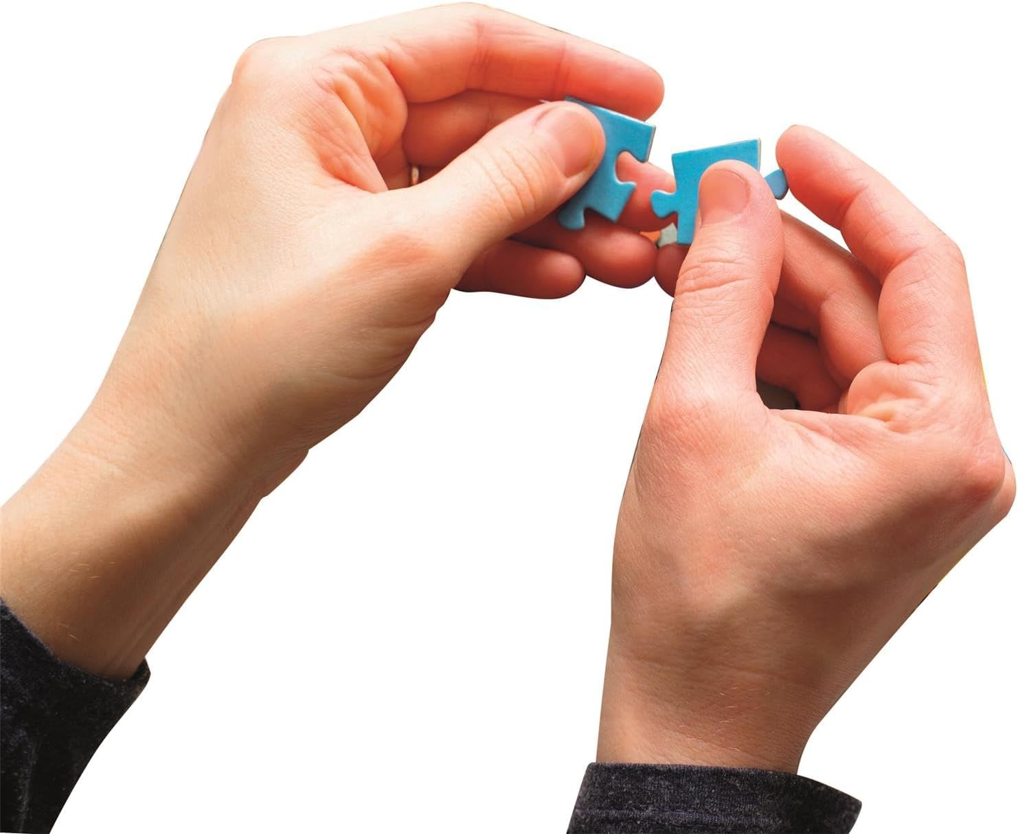 Dos manos juntando dos piezas de rompecabezas azules.