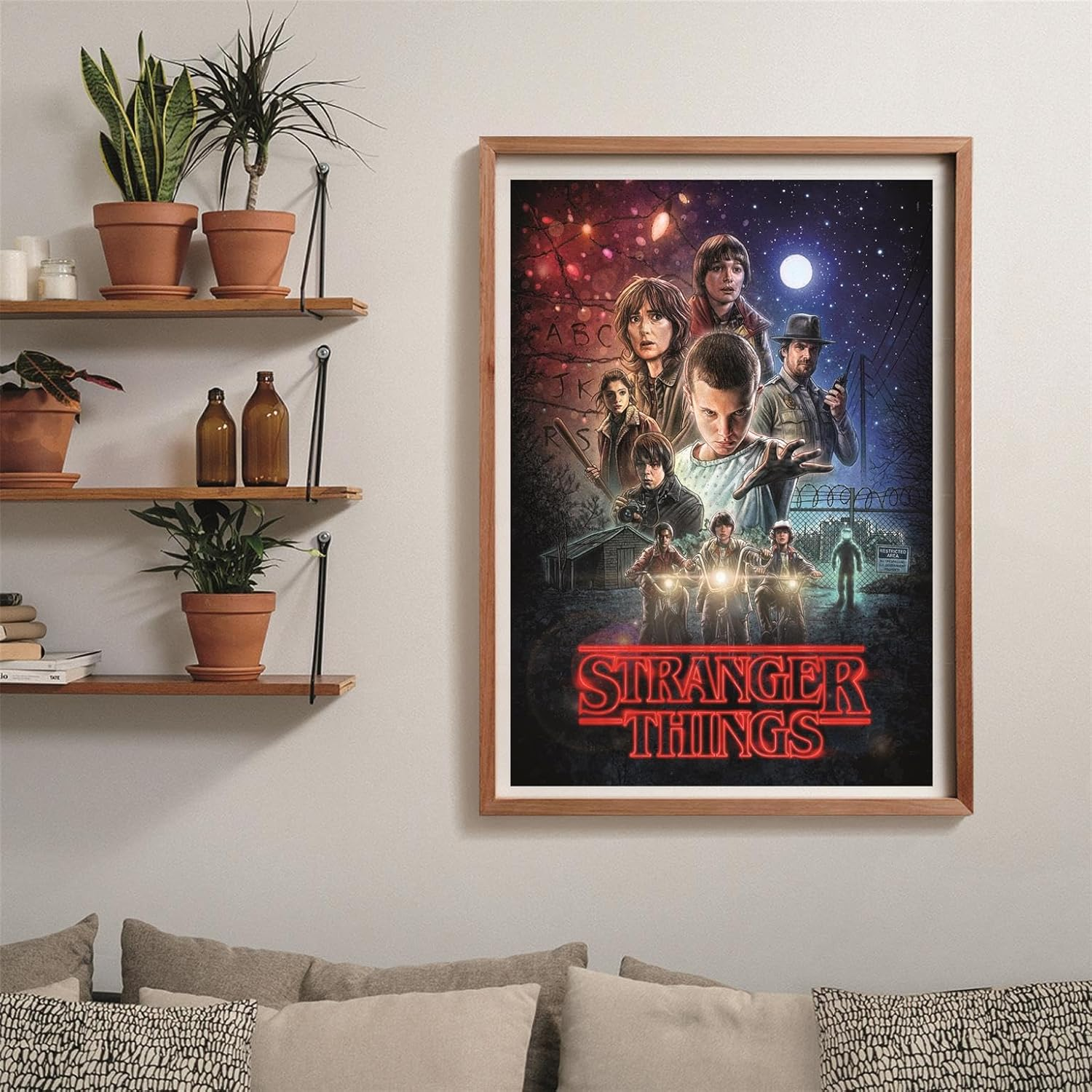 Póster de Stranger Things con personajes, bicicletas y el título en neón.