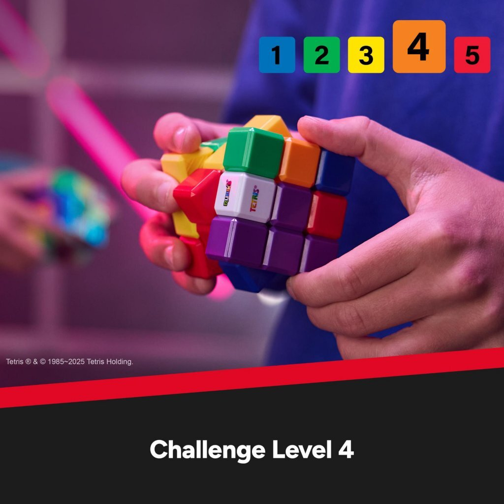 Manos sostienen un cubo Tetris colorido, números 1-5 arriba.