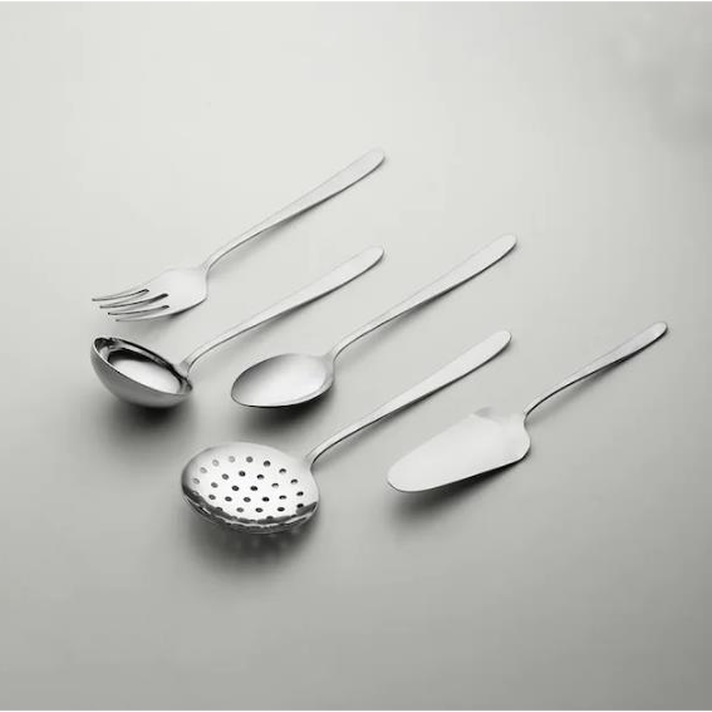 Beş cilalı mutfak gereci: çatal, kepçe, kaşık, süzgeçli kaşık, pasta spatulası.