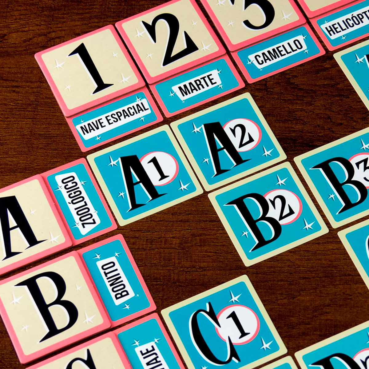 Tarjetas de juego coloridas con números y letras sobre fondo de madera.