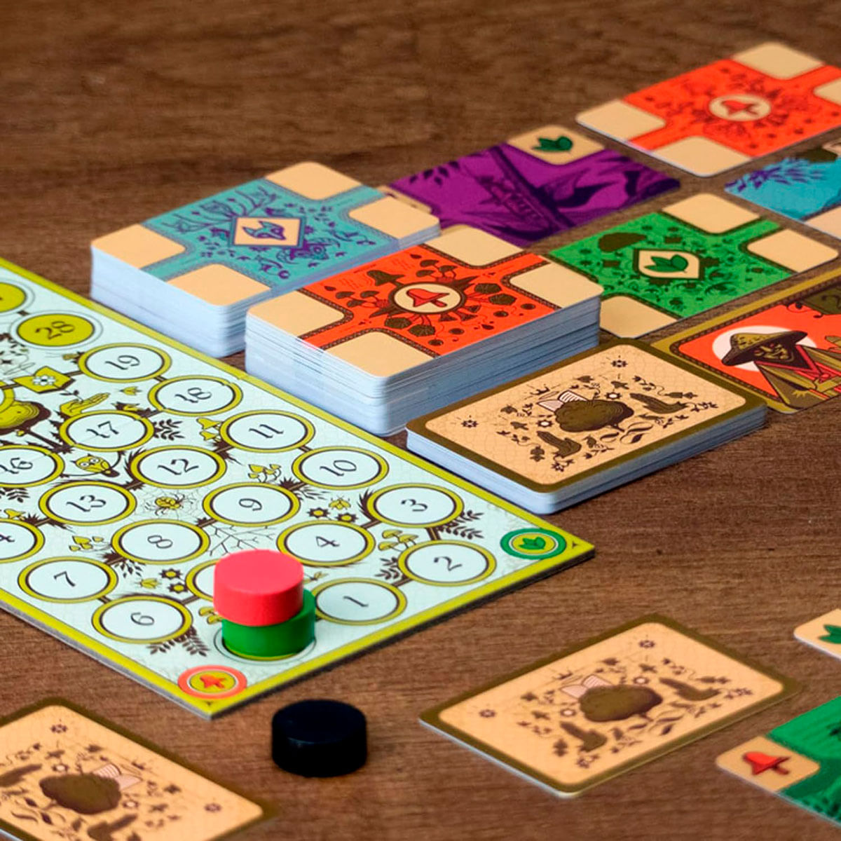 Tarjetas de juego de mesa y tablero con números sobre mesa de madera.