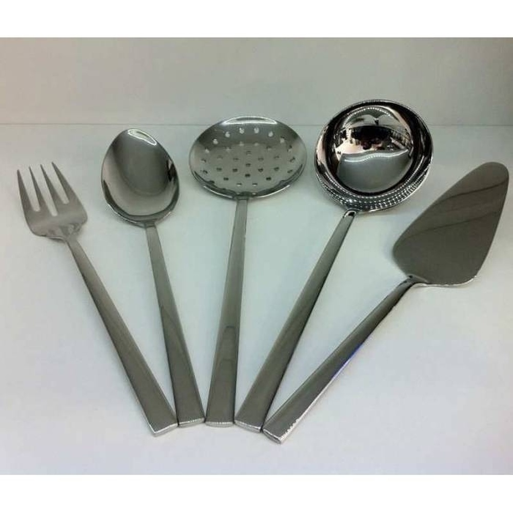 Paslanmaz çelik mutfak gereçleri: çatal, kaşık, kevgir, kepçe, pasta servis spatulası.