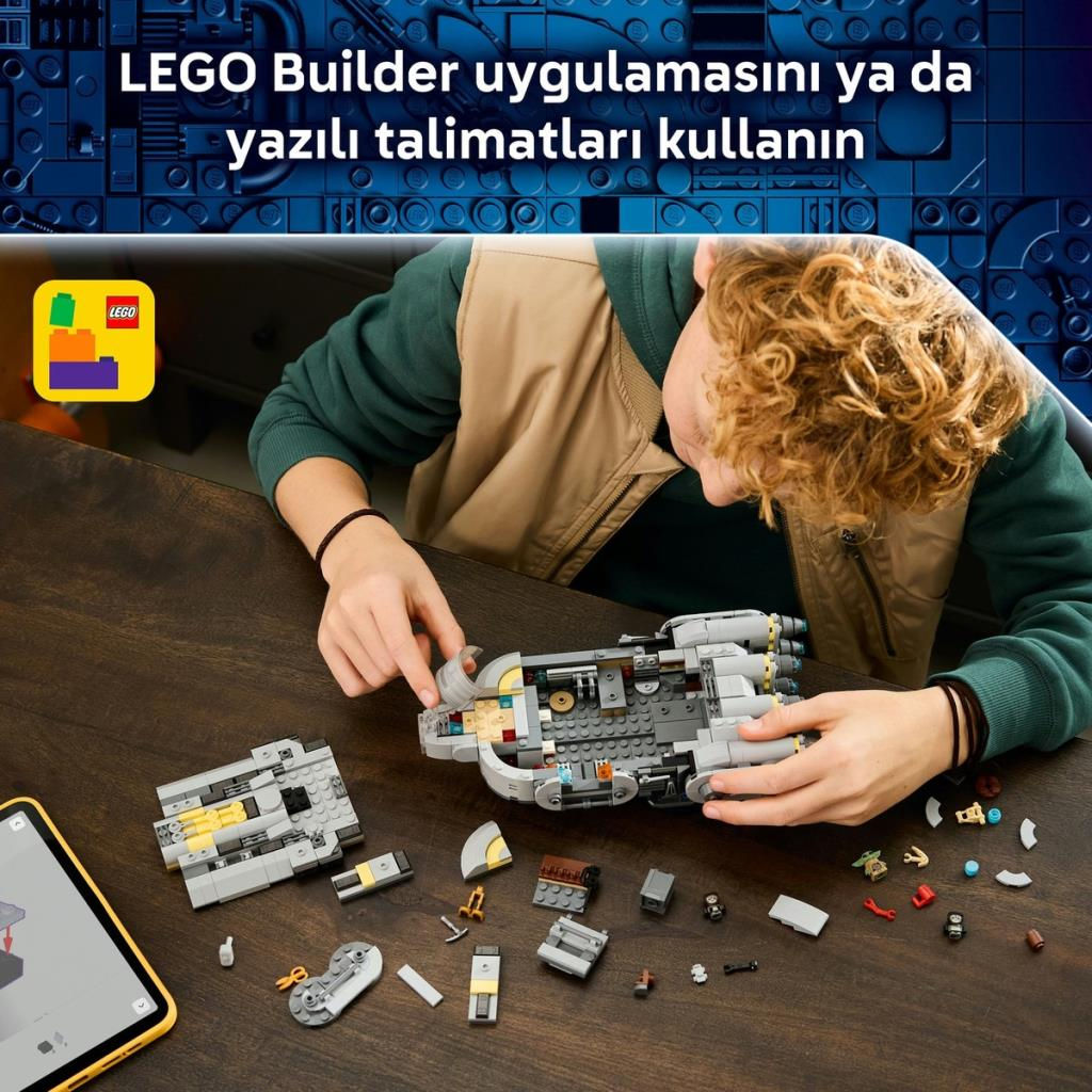 Bir çocuk gri LEGO uzay gemisi yapıyor. Küçük parçalar etrafa saçılmış.