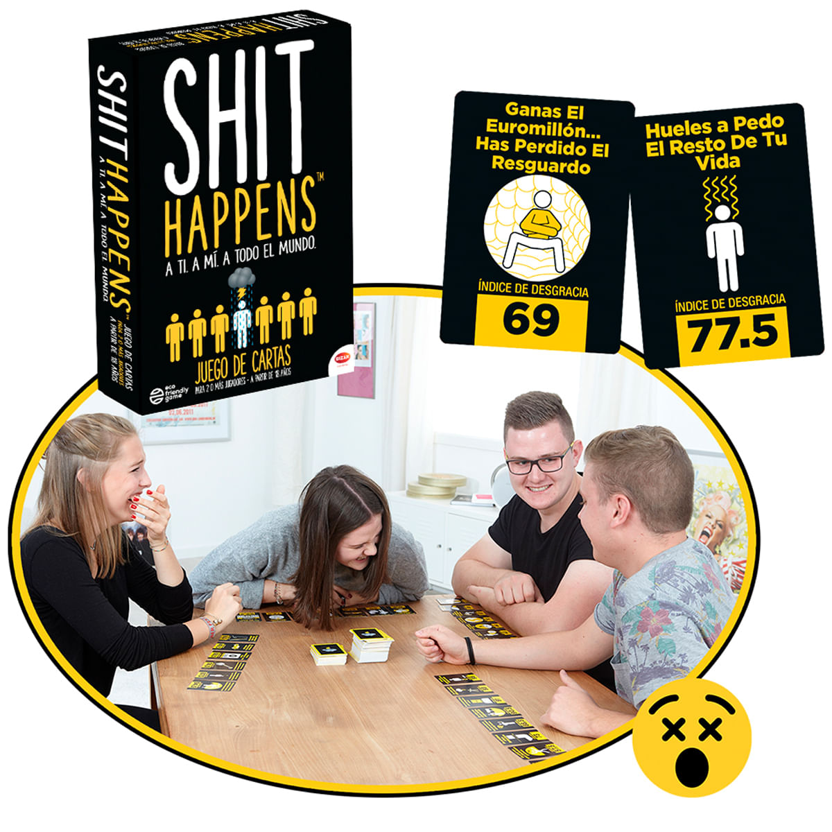 Cuatro personas juegan a un juego de cartas con la caja y cartas 'Shit Happens'.
