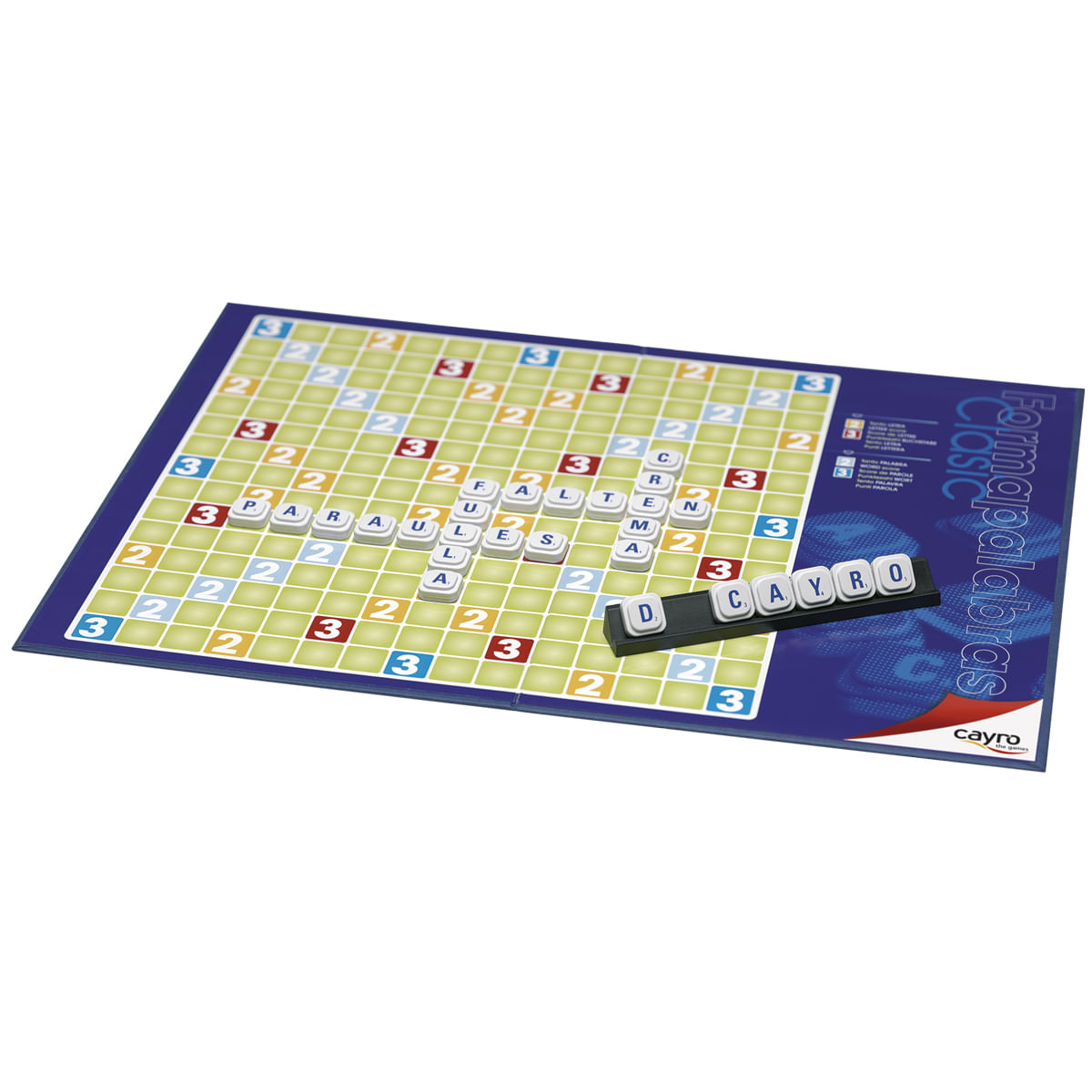 Un juego de mesa con fichas de letras y números en un tablero verde. Se ve 'CAYRO'.