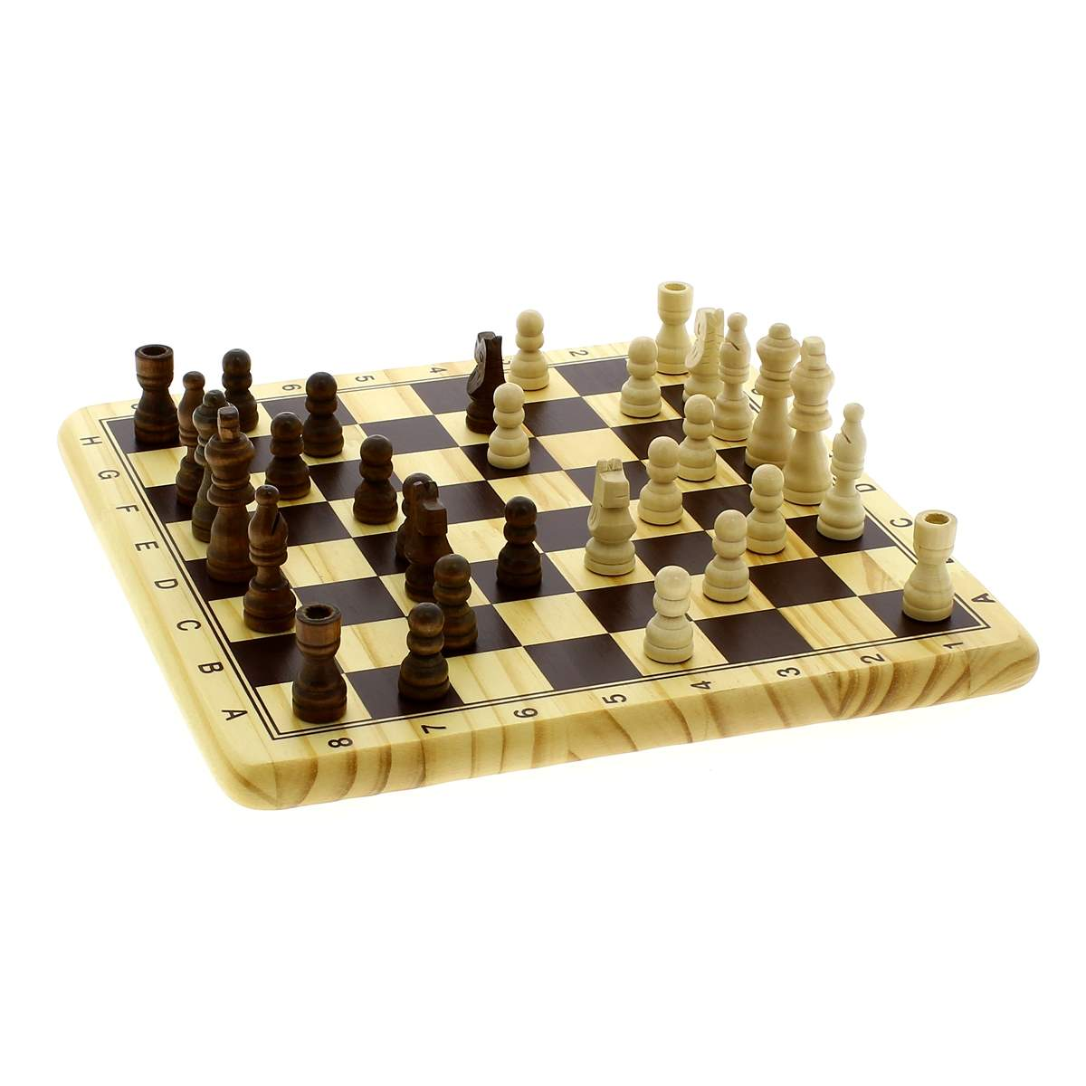 Un tablero de ajedrez de madera con piezas oscuras y claras listas para jugar.