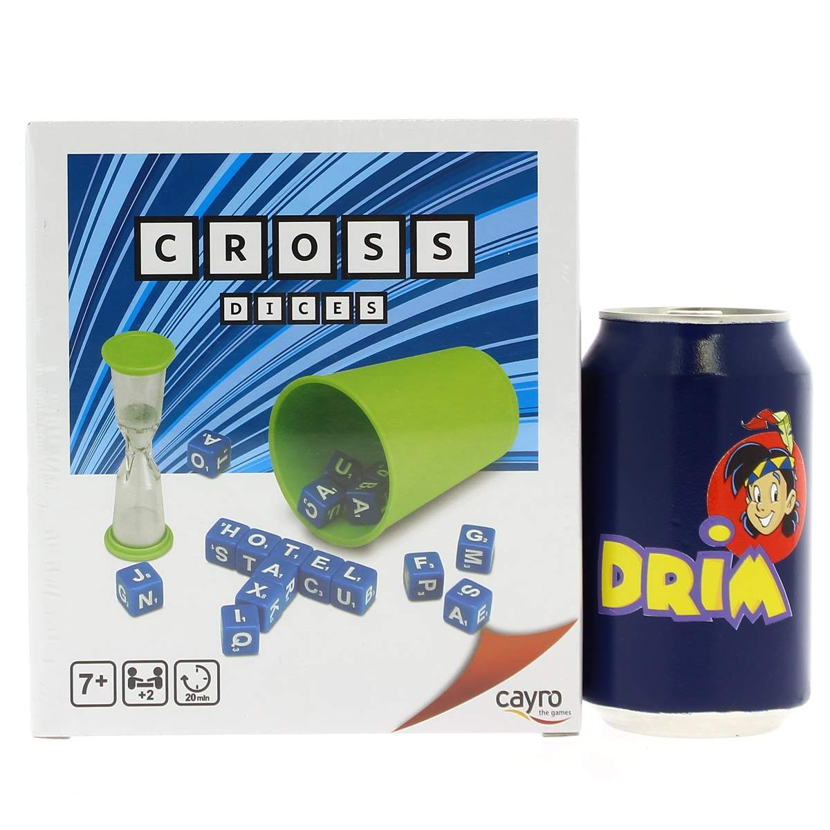 Juego de mesa "Cross Dices" con dados, reloj de arena y lata de bebida.