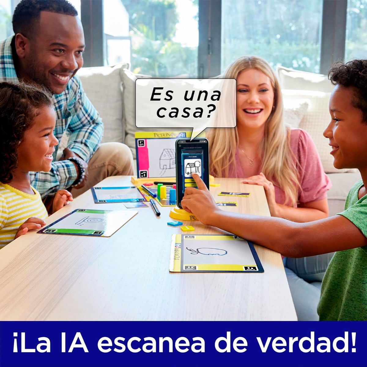 Una familia juega. Un teléfono escanea un dibujo de una casa. Se muestra '¿Es una casa?'.