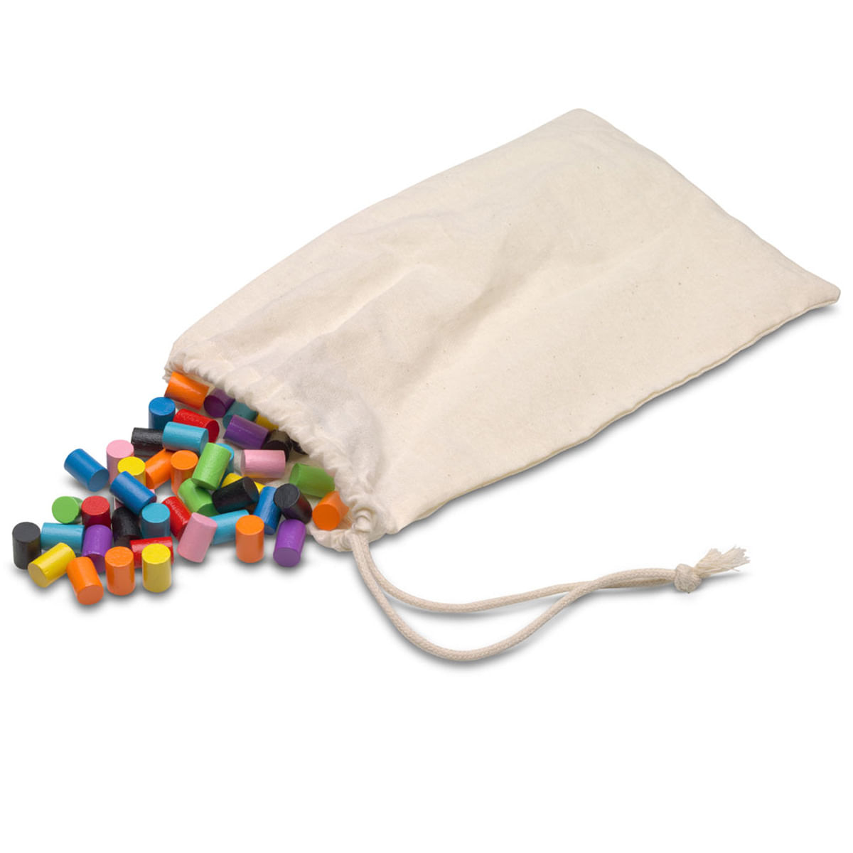 Una bolsa beige con cordón derrama cilindros de madera de colores sobre una superficie blanca.