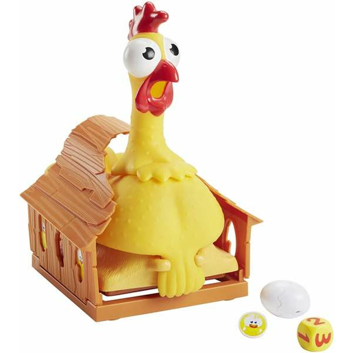Juguete de pollo de goma amarillo en un gallinero de madera con dados y huevo.
