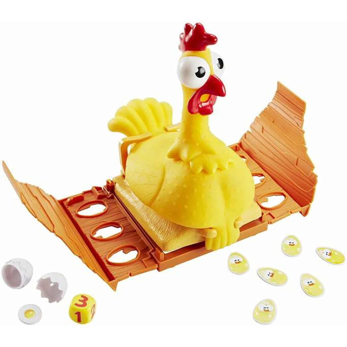 Juguete de pollo de plástico amarillo con huevos y dado sobre base de madera.