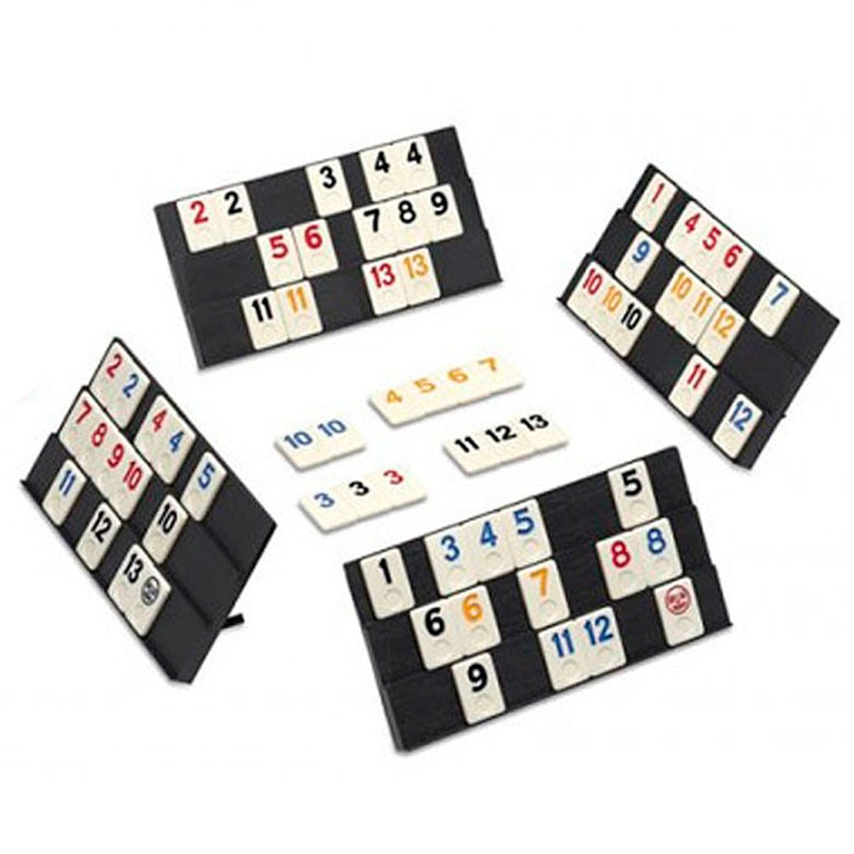 Cuatro tableros de juego con fichas numeradas sobre una superficie blanca.