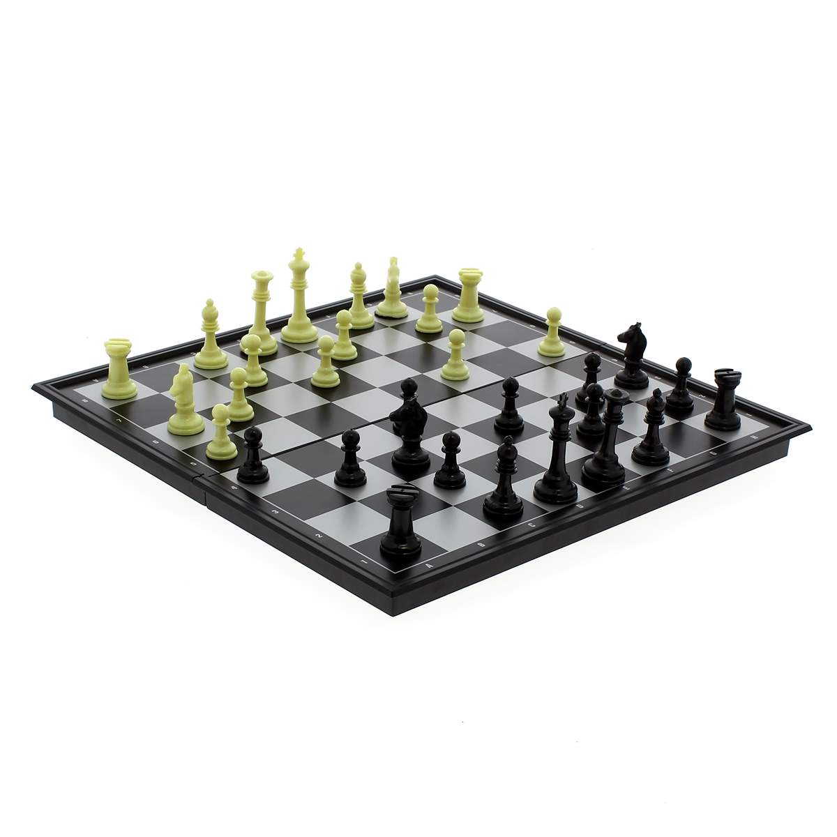 Un tablero de ajedrez con piezas negras y blancas, preparado para jugar.