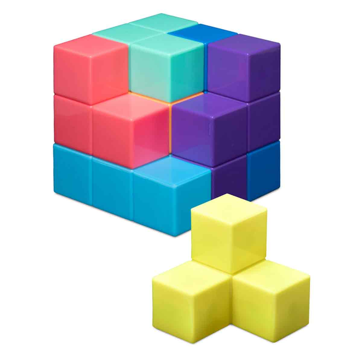 Un rompecabezas de cubo de colores con bloques amarillos sueltos delante.
