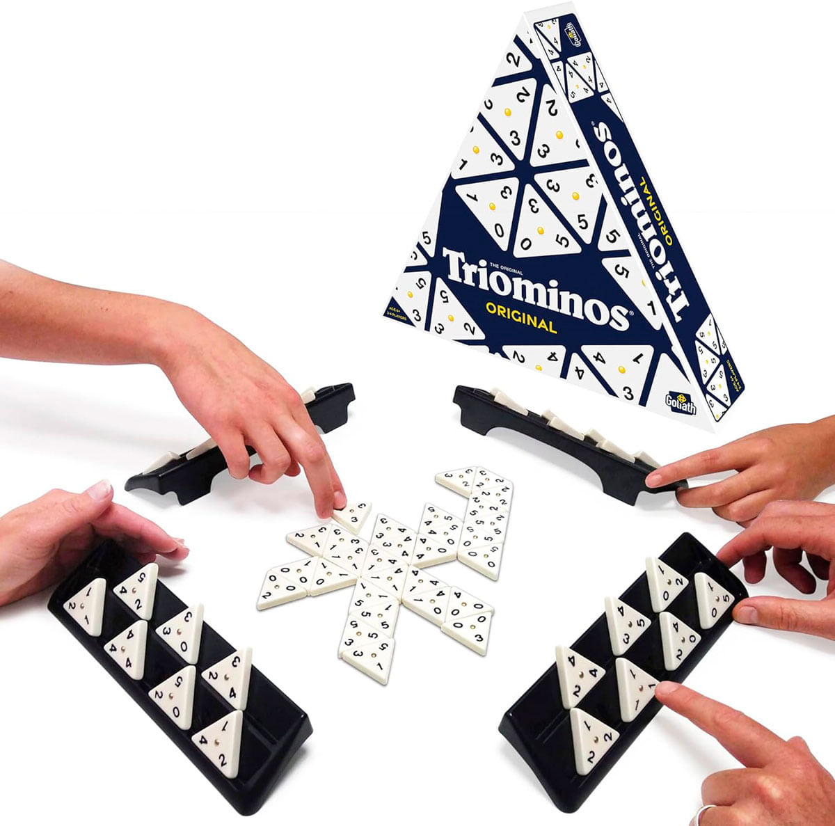 Juego de Triominos con manos sosteniendo y colocando fichas en soportes negros.