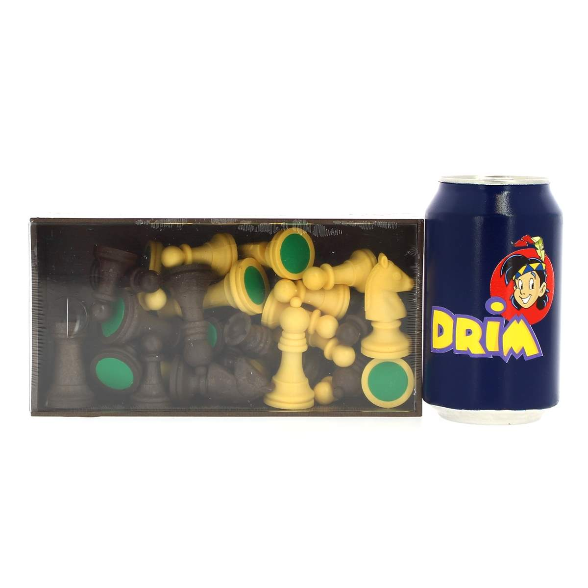 Piezas de ajedrez en una caja de plástico junto a una lata azul con la etiqueta "DRIM".