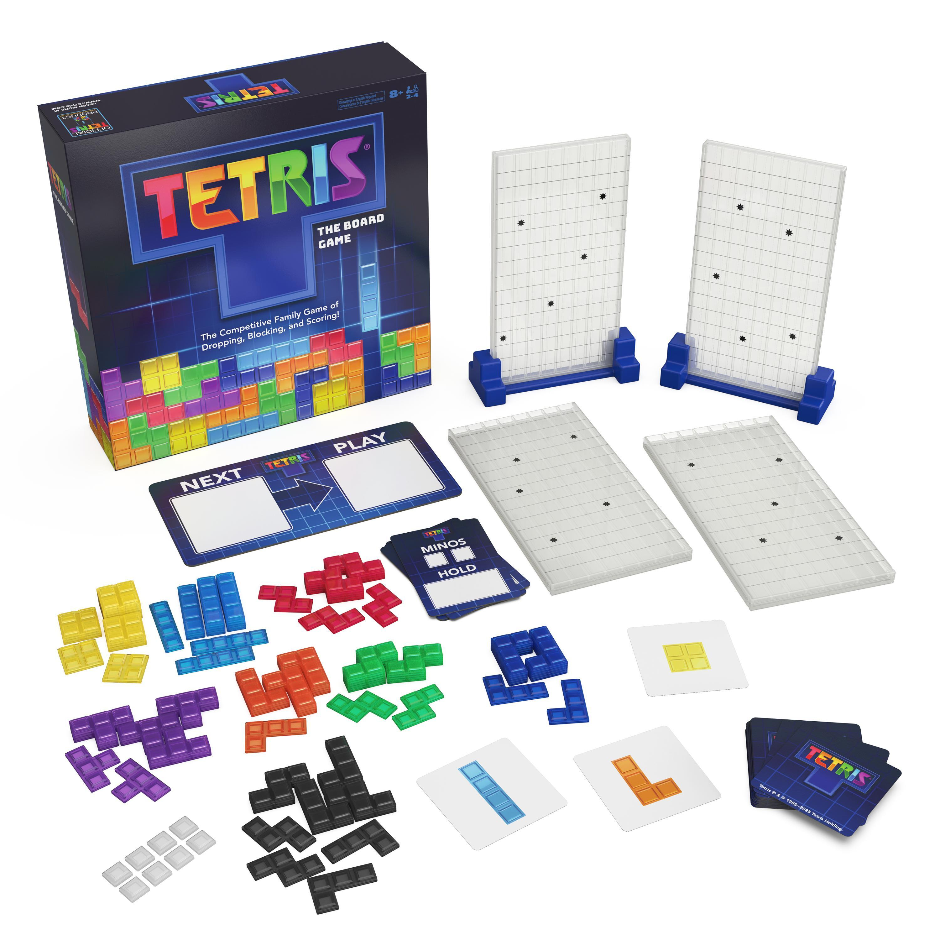 El juego de mesa Tetris con bloques coloridos, tableros y cartas sobre fondo blanco.
