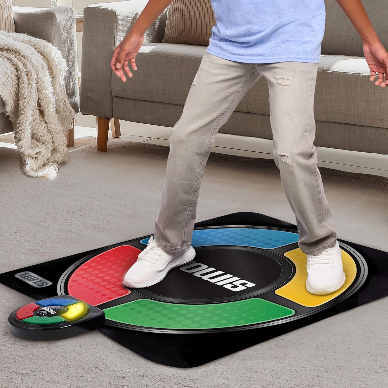 Un niño juega Simon Says en una alfombra de suelo con almohadillas de colores.
