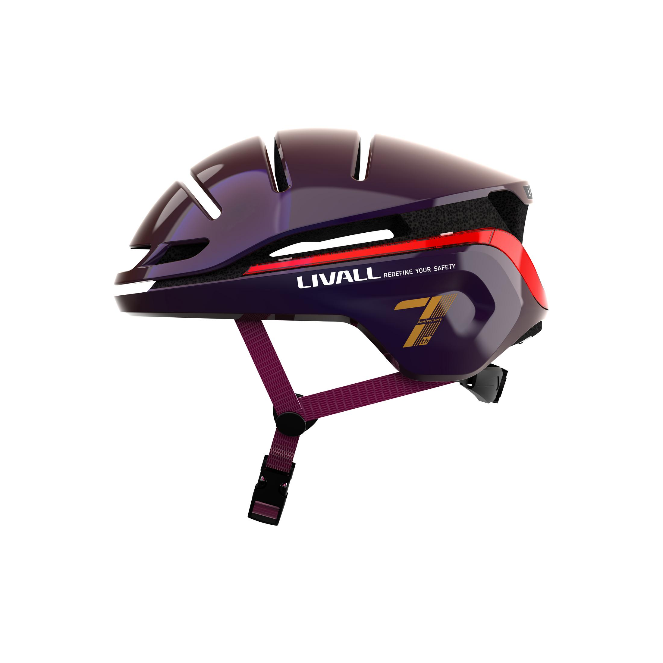 Casco da bicicletta viola scuro con prese d'aria e striscia rossa.
