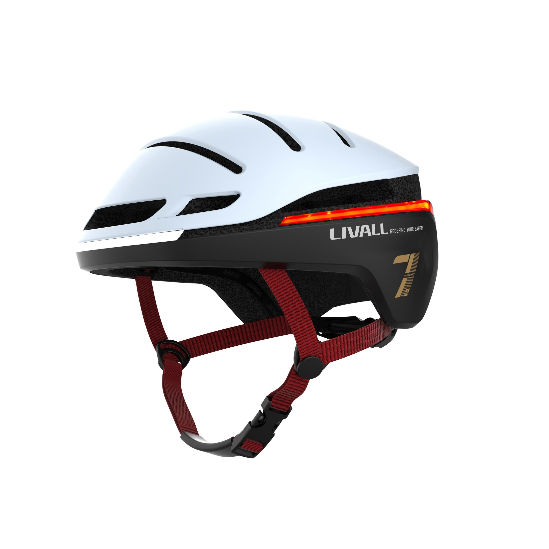 Casco da bicicletta bianco con prese d'aria nere e luci posteriori rosse.
