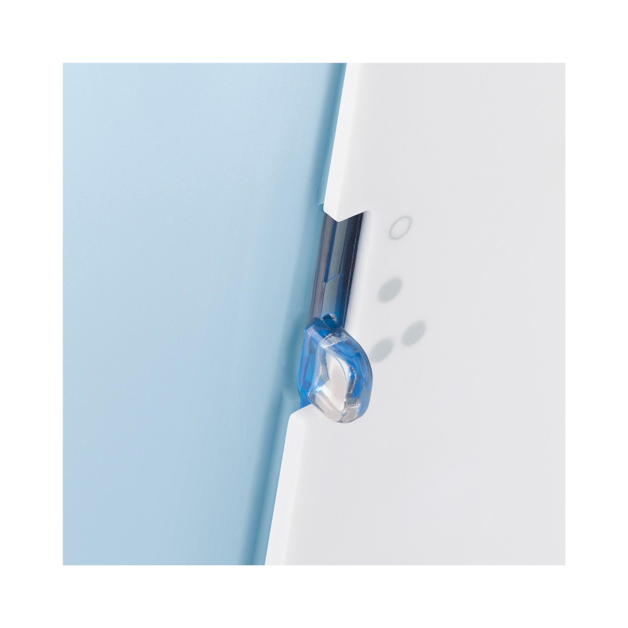 Un clip azul sujetando papel blanco contra una superficie azul claro.