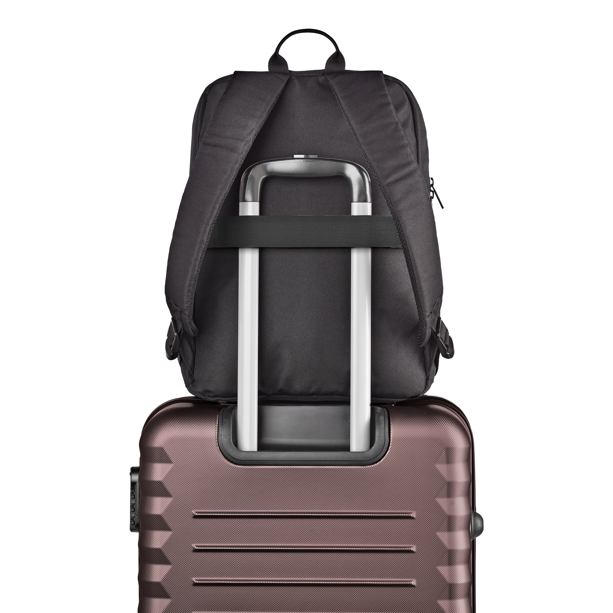 Una mochila negra sobre una maleta rosa dorado con asa plateada.