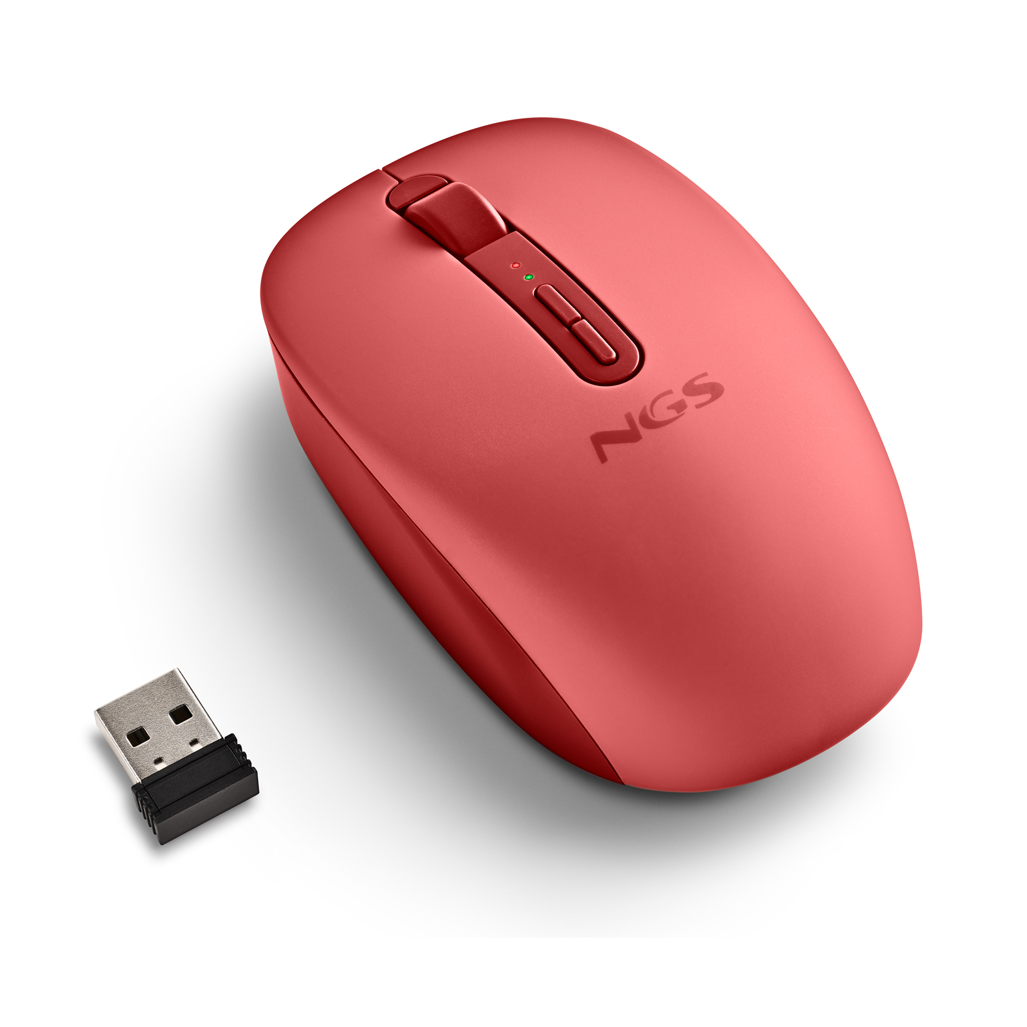 Un mouse rosso e un dongle USB su sfondo bianco.