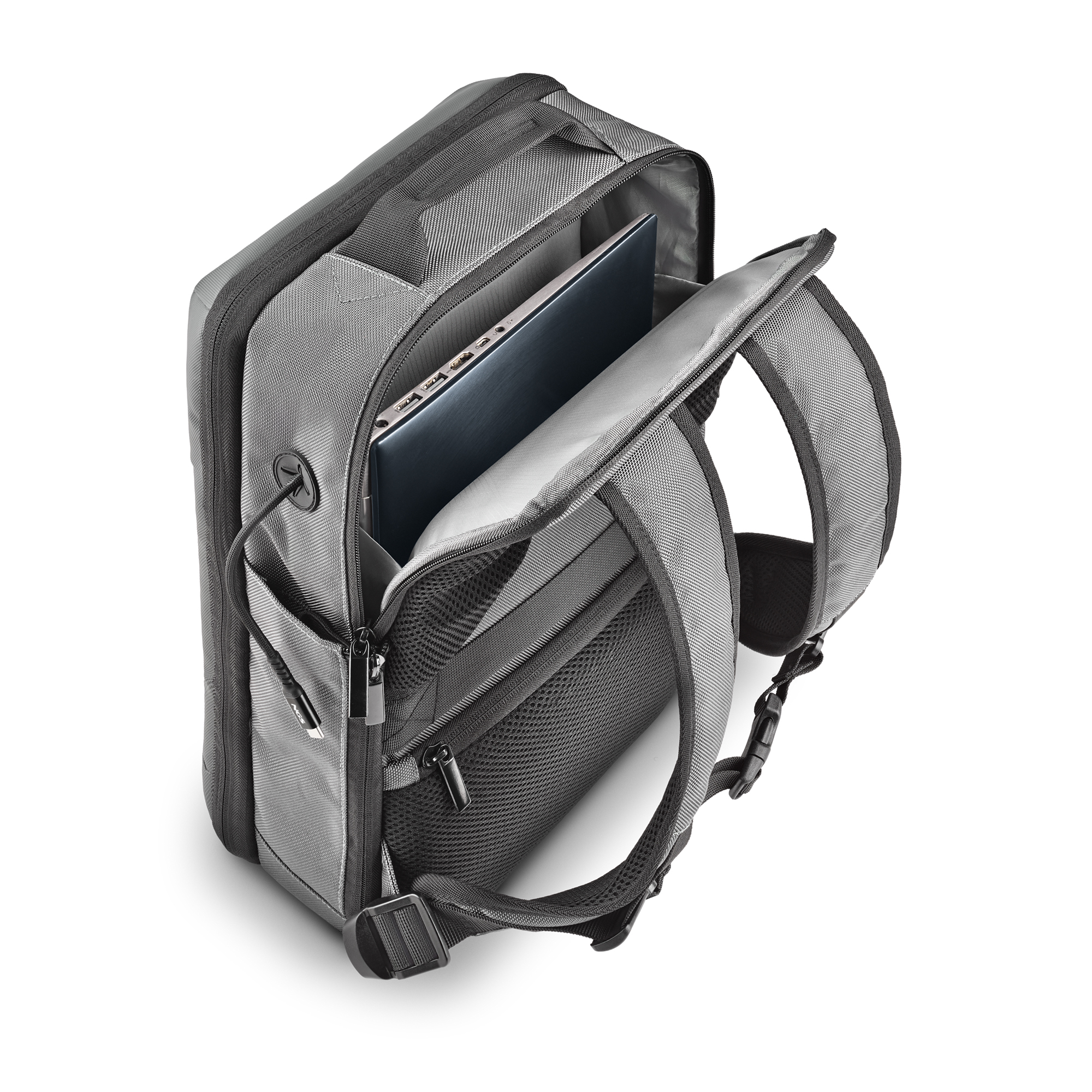 Mochila gris con compartimento abierto que contiene un portátil.