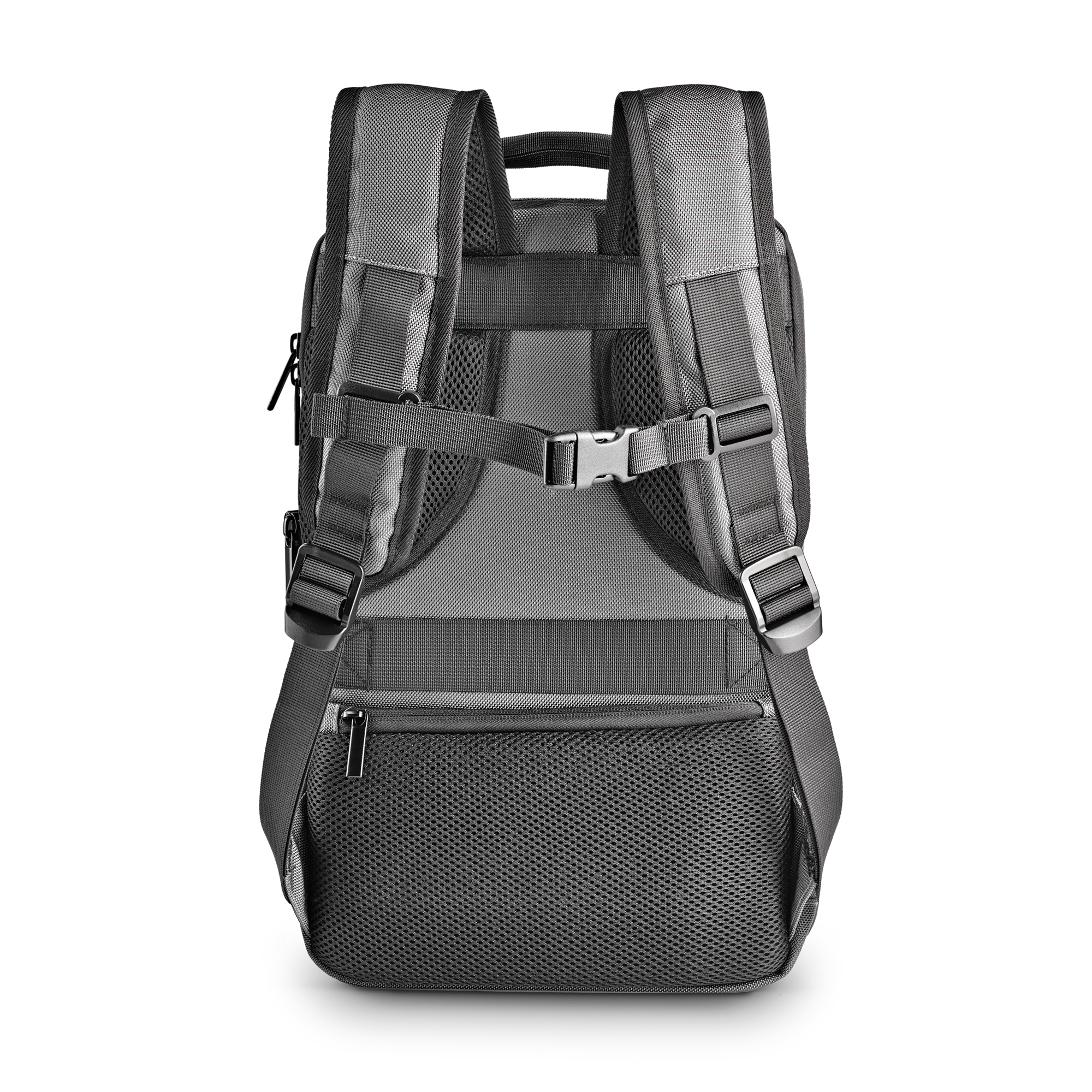 Mochila gris con correas acolchadas y correa de pecho, sobre fondo blanco.