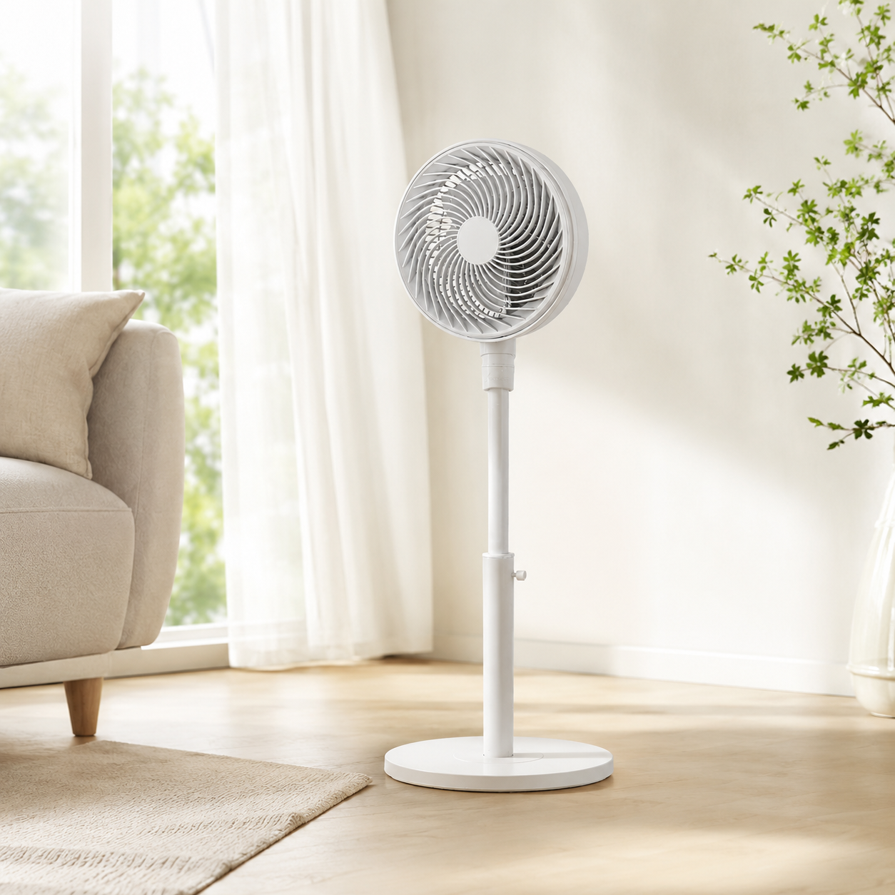 Un ventilador de pie blanco está sobre un suelo de madera junto a un sofá y cortinas.