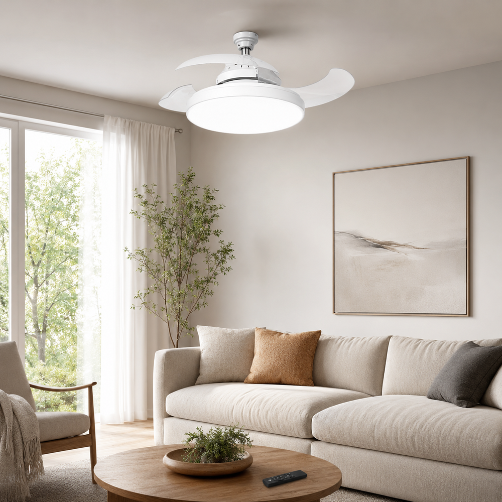 Una sala de estar con ventilador de techo, sofá, mesa de centro y ventana.
