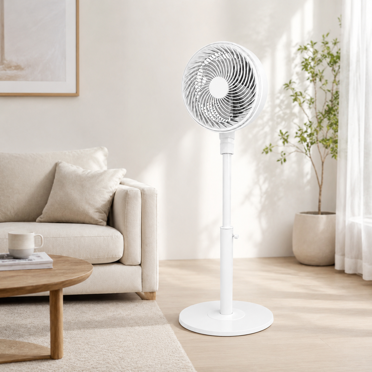 Un ventilador de pie blanco está junto a un sofá y una mesa auxiliar.